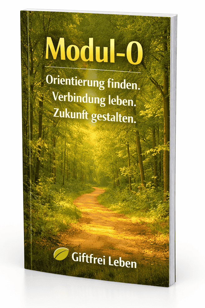 3D‑Cover des Buches Modul‑0 von Giftfrei Leben – ein dünnes, aufrecht stehendes Buch mit einem sonnendurchfluteten Waldweg als Titelmotiv, warmen Grüntönen und weißem Logo unten mittig.